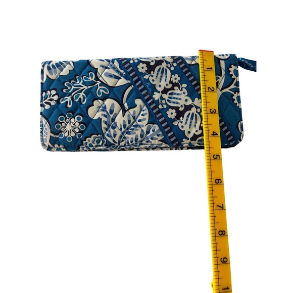 Vera Bradley Trifold Wallet Blue Floral Pattern Retired Mod Floral Blue Quilted - Picture 5 of 9
